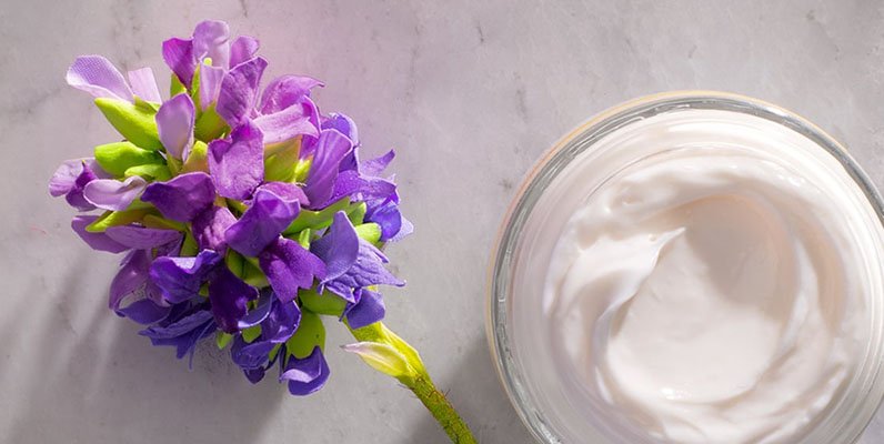 Un florero con floresDescripción generada automáticamente con confianza media